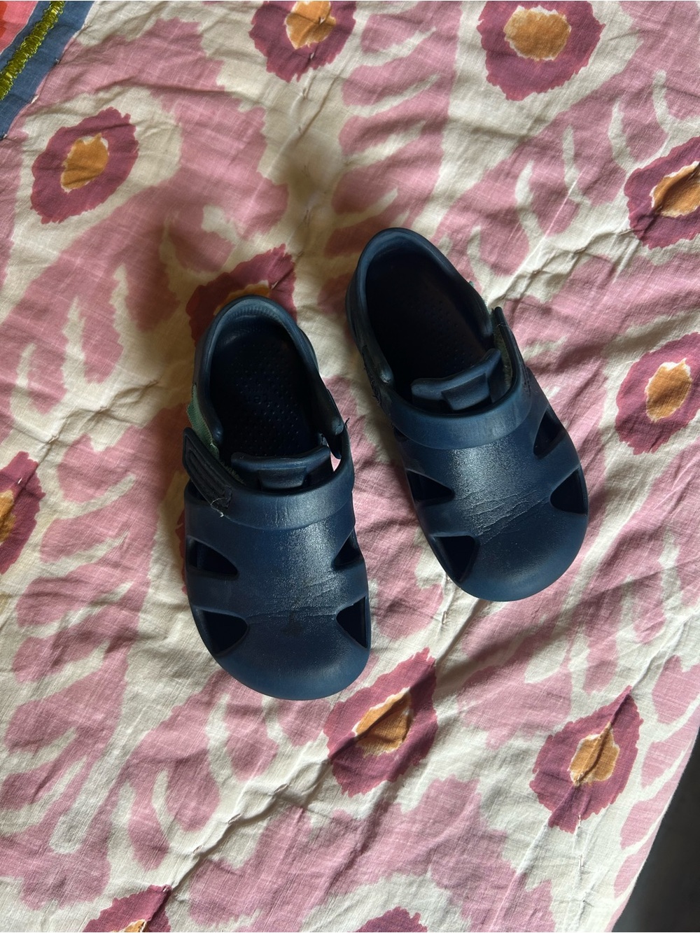 Kids Closed-Toe Navy Water-Ready ten little splash Sandals with Strap
